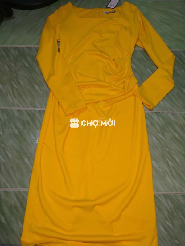 Đầm dự tiệc vàng tay dài Mới