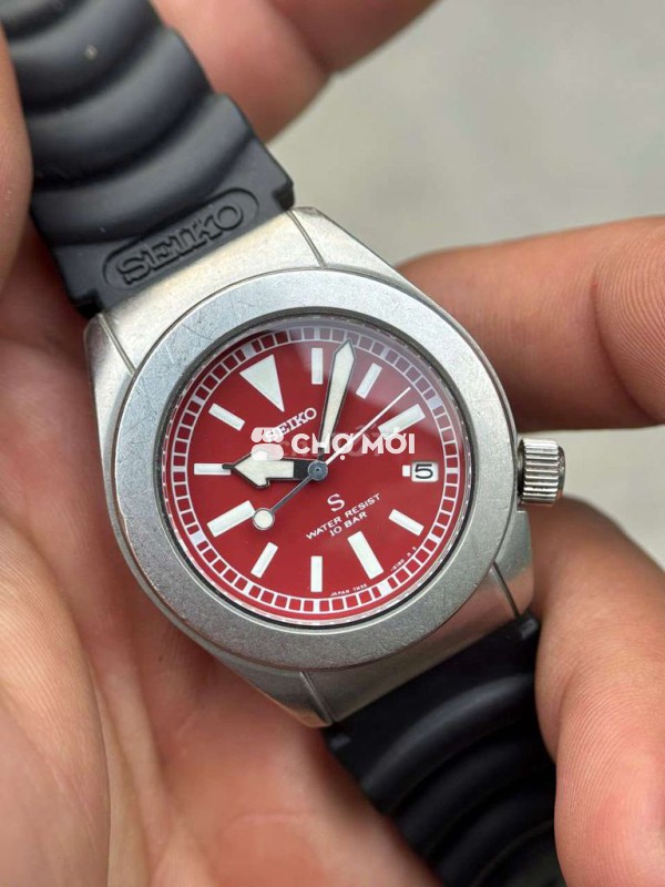 Đồng hồ đeo tay Seiko sus mặt đỏ nổi bật cool ngầu