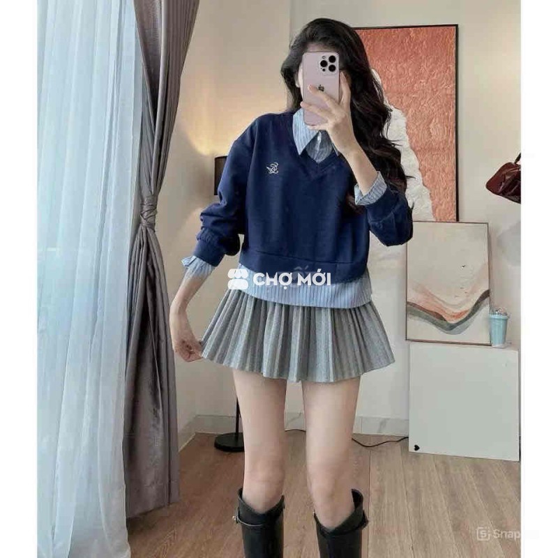 Áo nỉ trơn phối kẻ xanh navy xinh xắn.