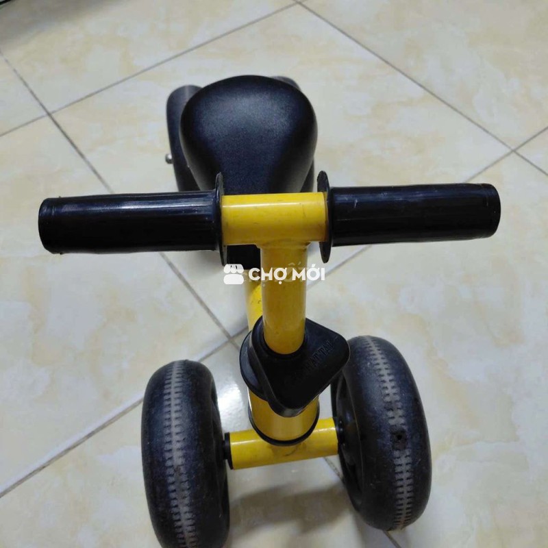 Xe chòi chân trẻ em màu Vàng