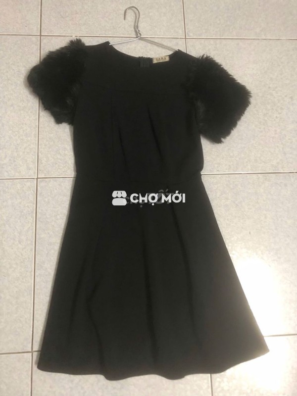 Đầm đen tay cách điệu phối lông size L