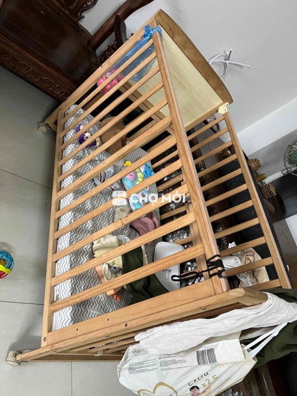 Cũi em bé gỗ có bánh xe