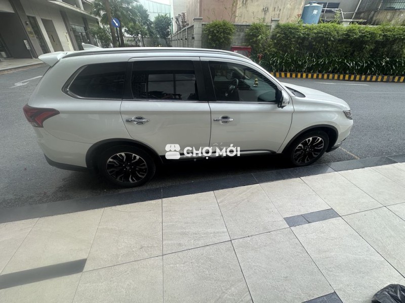 Mitsubishi Outlander 2.0 Premium Trắng 36.000 km