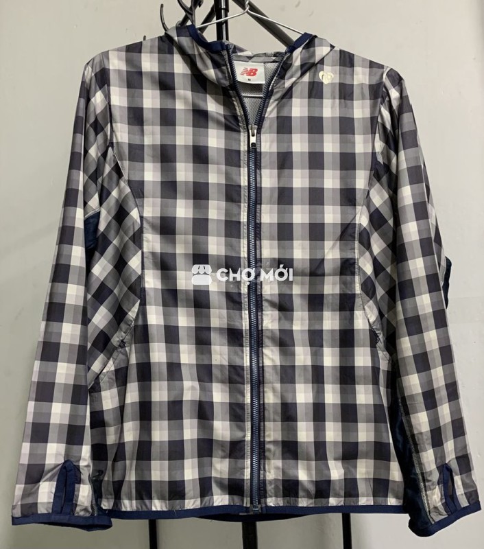 Áo khoác New Balance nữ chính hãng 100%. Size M.