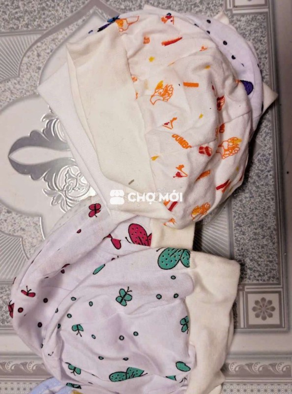 Tặng ít quần áo nón cho trẻ sơ sinh
