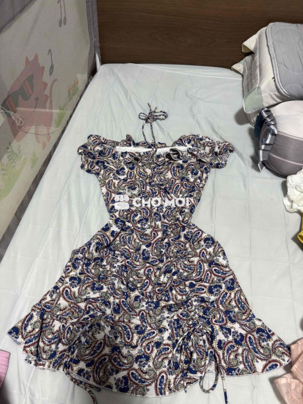 Đầm bẹt vai nữ họa tiết size M