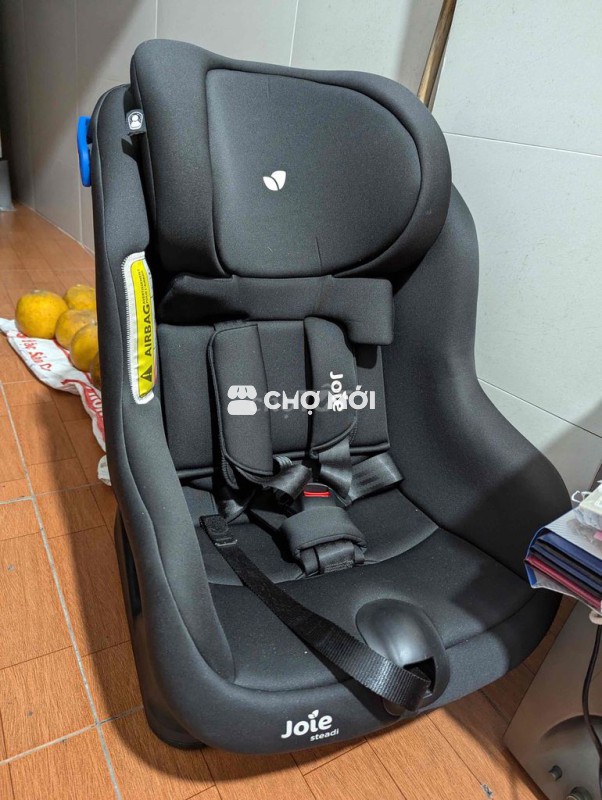 Ghế cho em bé trên ô tô Joie