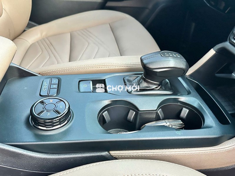 Ford Everest Titanium 4x4 bảo hành 2027 vay 75%