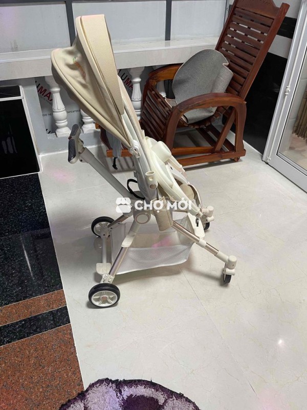 Xe đẩy em bé màu Kem Mới