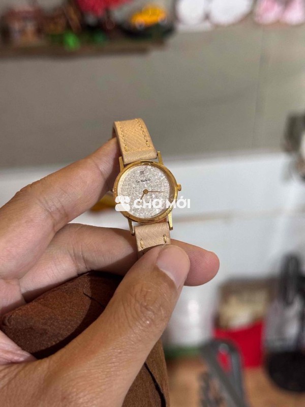 Đồng hồ đeo tay nữ vỏ vàng 24mm