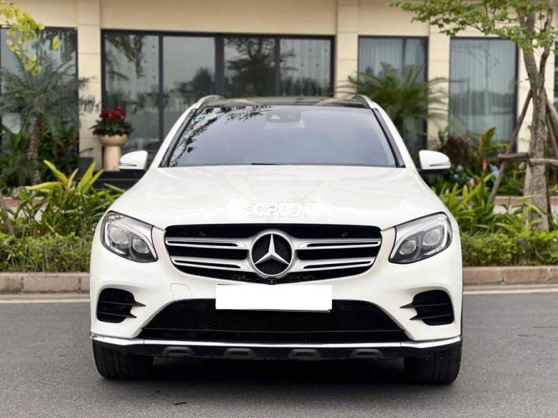 Mercedes-Benz GLC300 4Matic model 2018 màu trắng