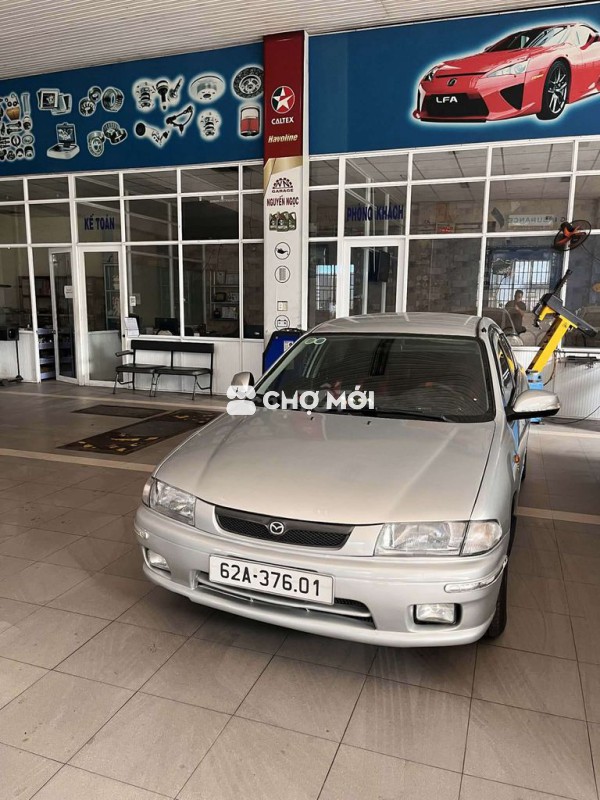 Mazda 323 màu Bạc