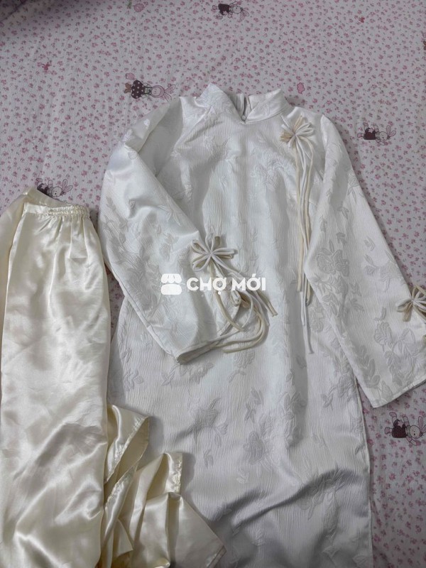 [pass] áo dài gấm trắng dáng xuông truyền thống