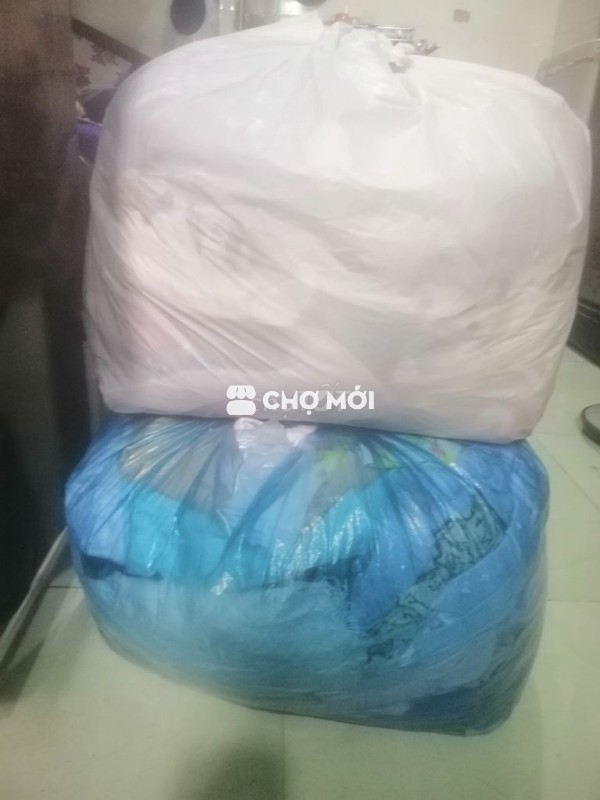 Quần áo trẻ em còn mới cần tặng.