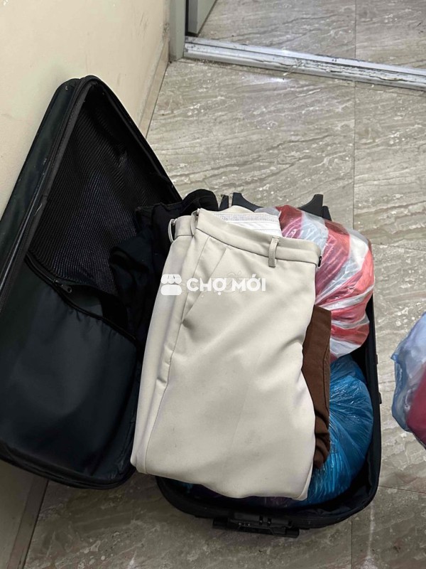 Quần áo cũ cả hai đã qua sử dụng cần trao tặng