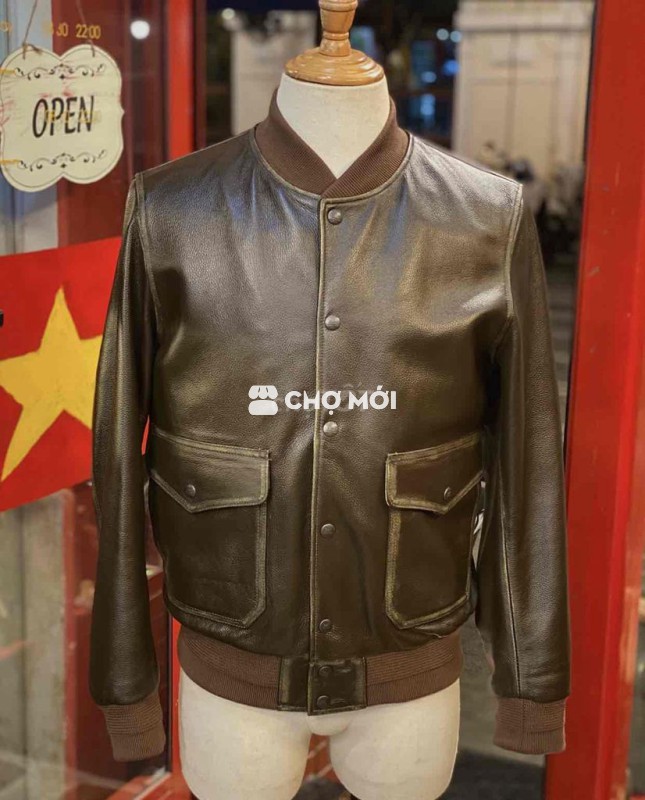 Áo khoác da bò thật kiểu dáng Bomber, hiện đại.