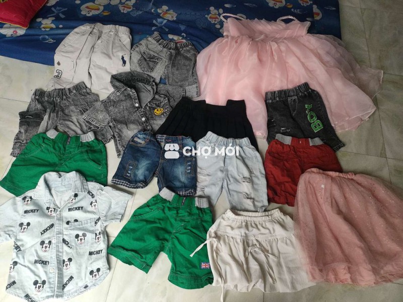Quần áo trẻ em nhiều màu đã dùng