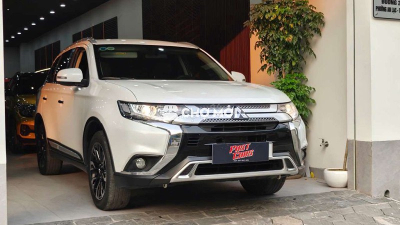 Mitsubishi Outlander 2020 CVT 2.0,màu trắng,5v9 km