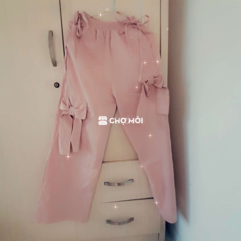 Quần kiểu túi hộp màu hồng có nơ