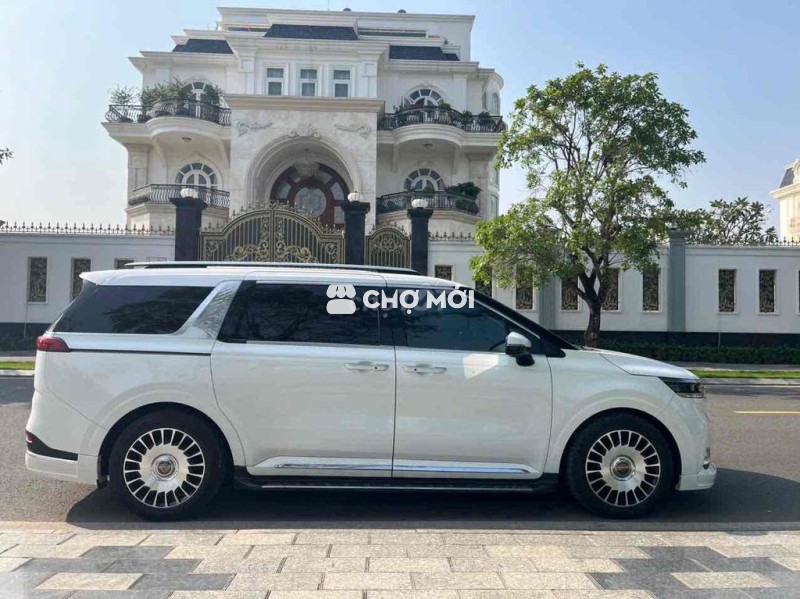 Kia Carnival Premium Trắng 7 chỗ