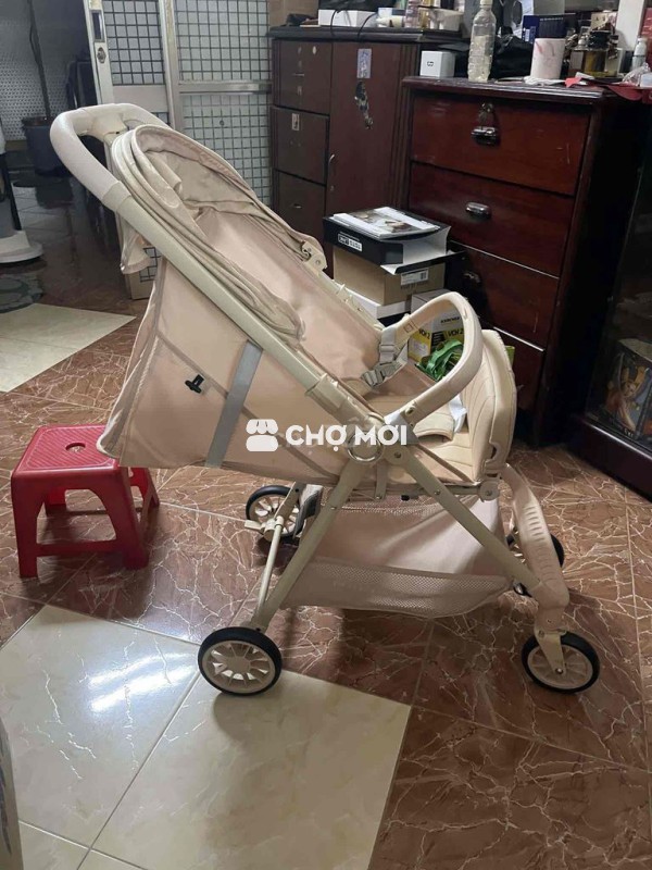 Xe đẩy em bé màu Kem