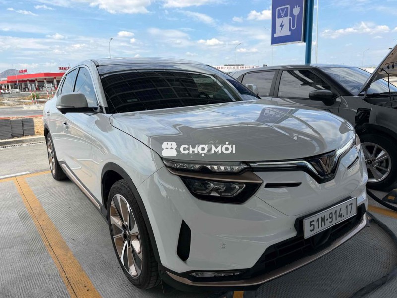 VF8 Plus trắng 2023, Gia đình sự dụng rất đẹp