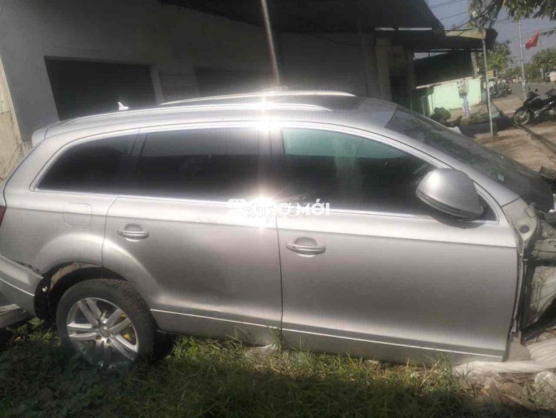Audi Q7 Xe tai nạn màu Bạc