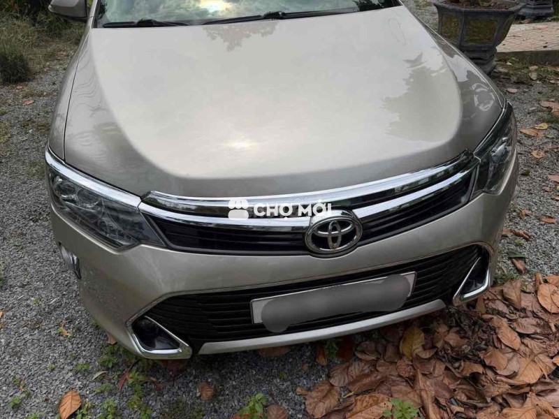 Toyota Camry 2.5Q màu nâu vàng