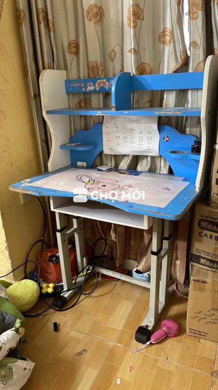 bàn học cho bé chắc chắn có giá để đồ và sách
