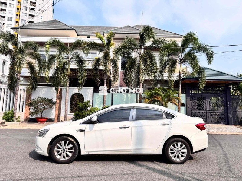 Luxgen s5 2012 số tự động màu trắng!