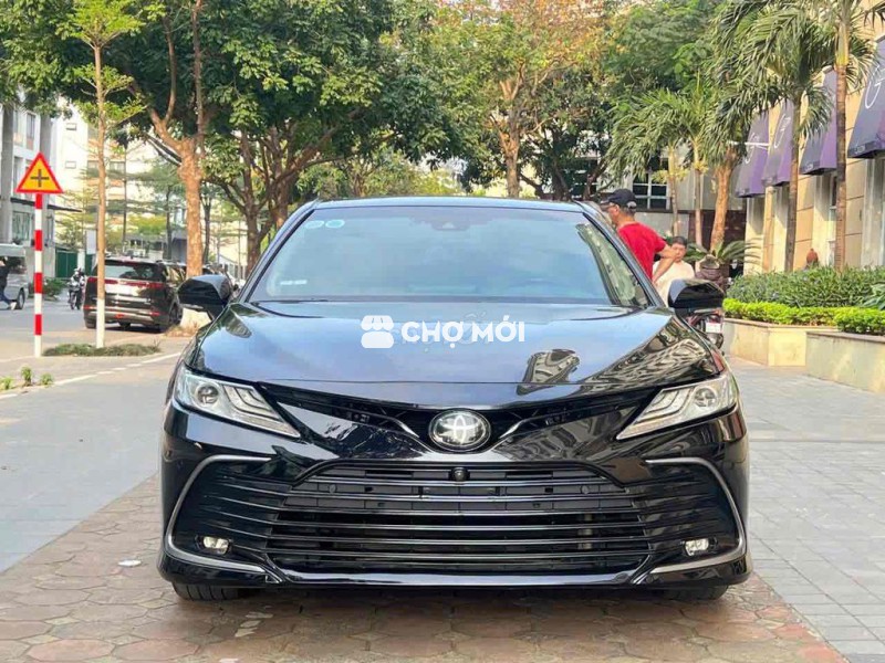 Toyota Camry 2022 2.5Q Đen 6 vạn km