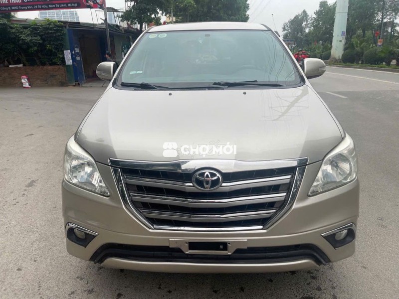 Toyota Innova 2016 V Vàng cát