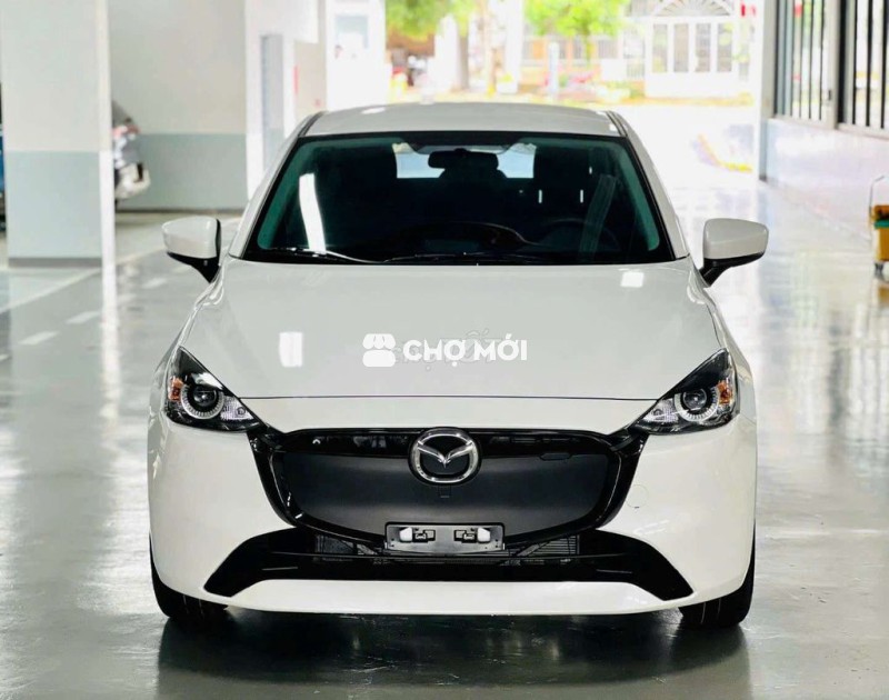 Mazda 2 AT màu Trắng