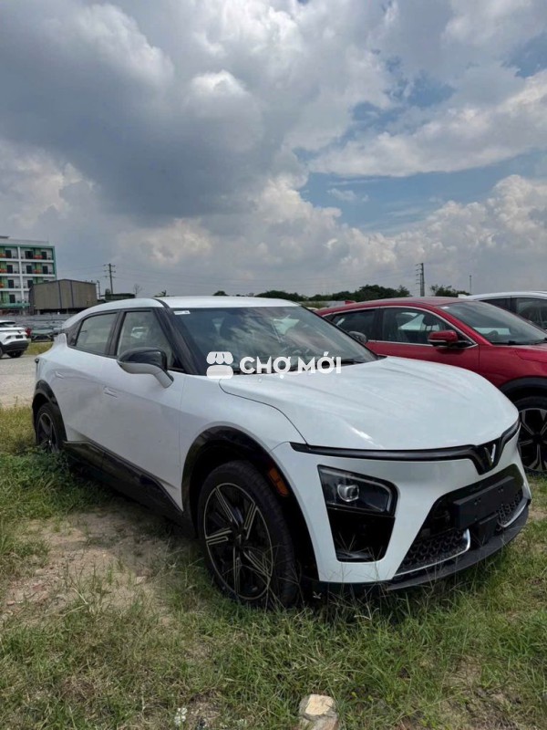 Vinfast VF7 giá chỉ từ 649 triệu
