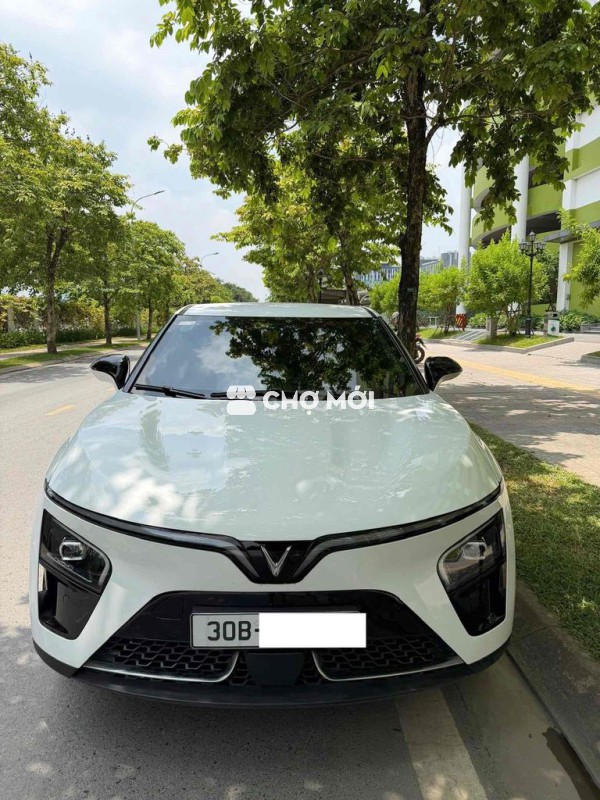 VinFast VF7 Eco 2026 Trắng 1 vạn km